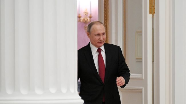 Президент РФ Владимир Путин перед началом церемонии вручения президентских премий в области науки и инноваций для молодых учёных за 2019 год Президент РФ Владимир Путин перед началом церемонии вручения президентских премий в области науки и инноваций для молодых учёных за 2019 год