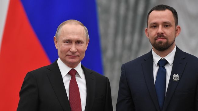 Президент РФ Владимир Путин и доктор психологических наук Александр Веракса на церемонии вручения президентских премий в области науки Президент РФ Владимир Путин и доктор психологических наук Александр Веракса на церемонии вручения президентских премий в области науки