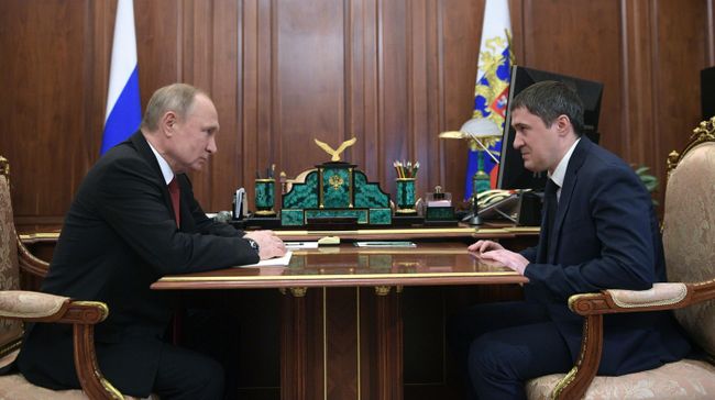 Президент России Владимир Путин и временно исполняющий обязанности губернатора Пермского края Дмитрий Махонин во время встречи Президент России Владимир Путин и временно исполняющий обязанности губернатора Пермского края Дмитрий Махонин во время встречи