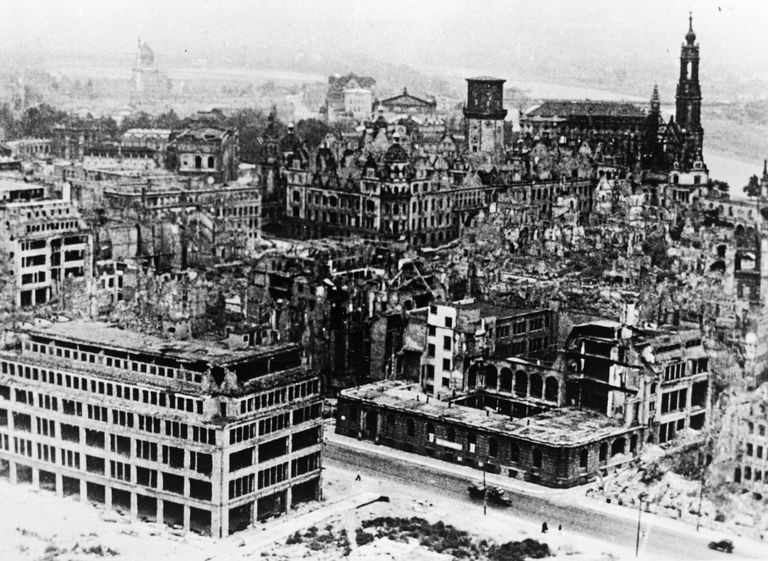 Дрезден в 1951 году еще в развалинах после войны Дрезден в 1951 году еще в развалинах после войны