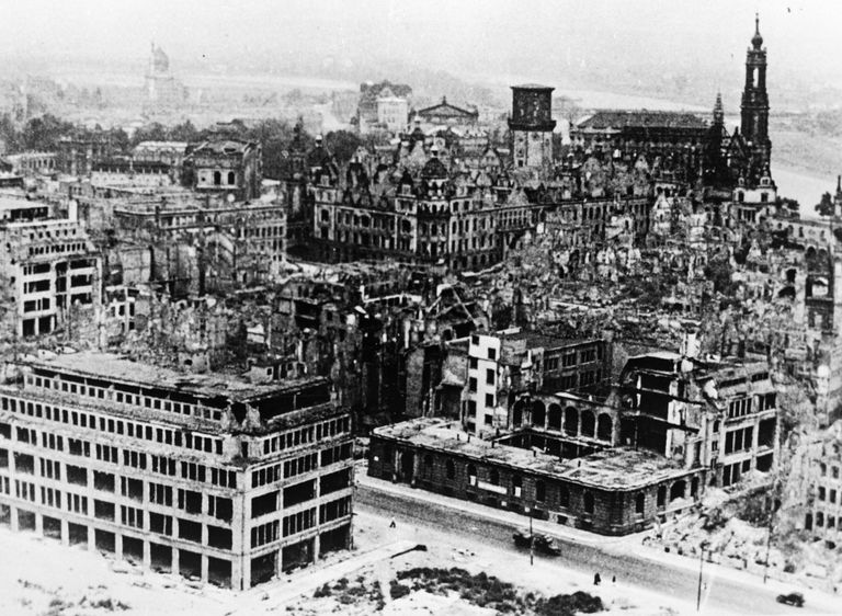 Дрезден в 1951 году еще в развалинах после войны