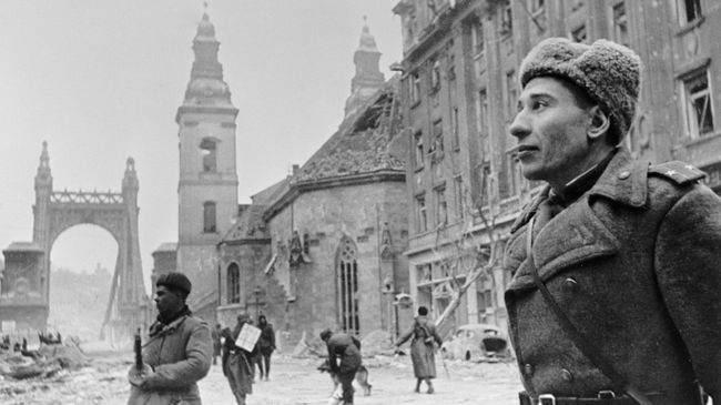 Участник штурма Будапешта подполковник В.Лебедь, дошедший от Волги до Будапешта, стоит неподалеку от Моста Эржебет Участник штурма Будапешта подполковник В.Лебедь, дошедший от Волги до Будапешта, стоит неподалеку от Моста Эржебет