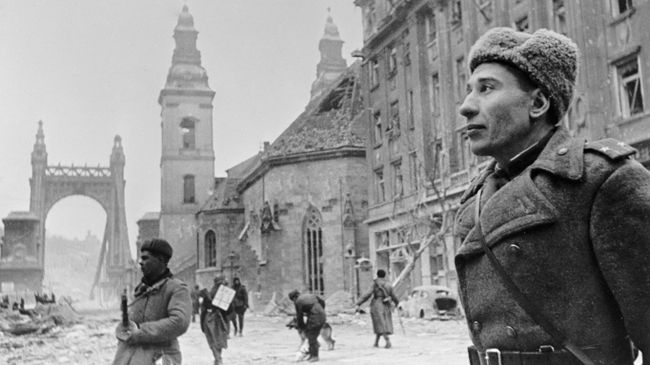 Участник штурма Будапешта подполковник В.Лебедь, дошедший от Волги до Будапешта, стоит неподалеку от Моста Эржебет Участник штурма Будапешта подполковник В.Лебедь, дошедший от Волги до Будапешта, стоит неподалеку от Моста Эржебет