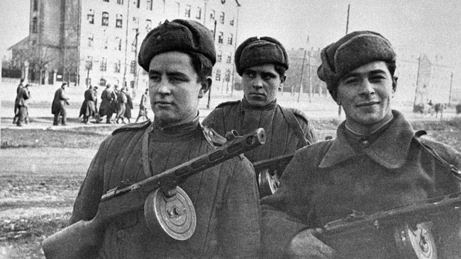 Великая Отечественная война 1941-1945 гг. Группа советских автоматчиков проходит по улицам Будапешта. Освобождение Венгрии от немецко-фашистских захватчиков Великая Отечественная война 1941-1945 гг. Группа советских автоматчиков проходит по улицам Будапешта. Освобождение Венгрии от немецко-фашистских захватчиков