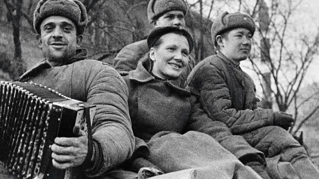 Советские солдаты в освобожденном Будапеште Советские солдаты в освобожденном Будапеште