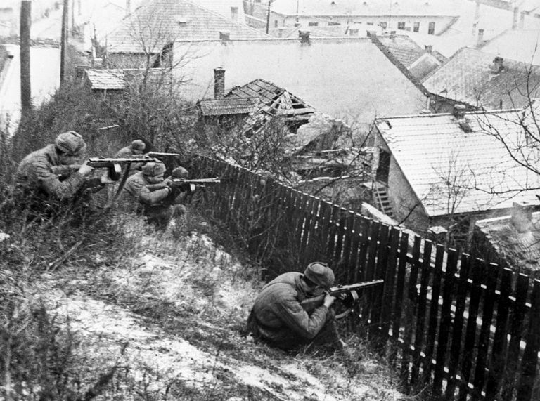 Великая Отечественная война 1941-1945 гг. Автоматчики 3-го Украинского фронта ведут бои на улицах Будапешта Великая Отечественная война 1941-1945 гг. Автоматчики 3-го Украинского фронта ведут бои на улицах Будапешта