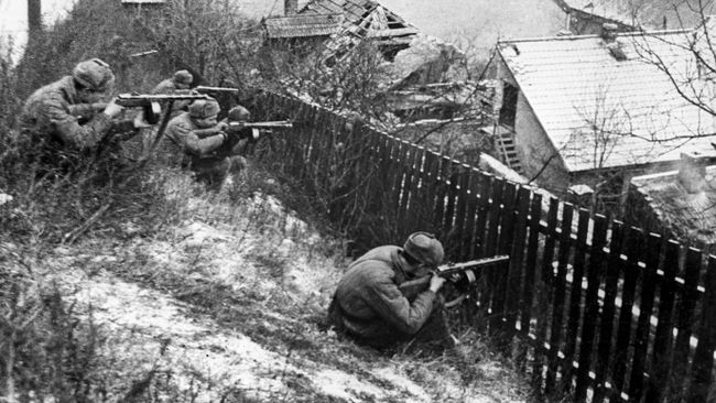 Великая Отечественная война 1941-1945 гг. Автоматчики 3-го Украинского фронта ведут бои на улицах Будапешта
