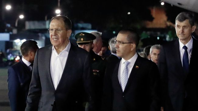 Министр иностранных дел РФ Сергей Лавров и министр иностранных дел Венесуэлы Хорхе Арреаса во время встречи в аэропорту Каракаса. 7 февраля 2020
