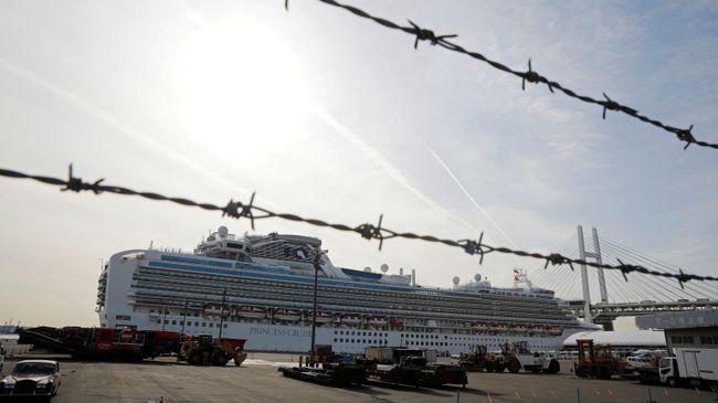 Круизное судно Diamond Princess в Йокогаме Круизное судно Diamond Princess в Йокогаме