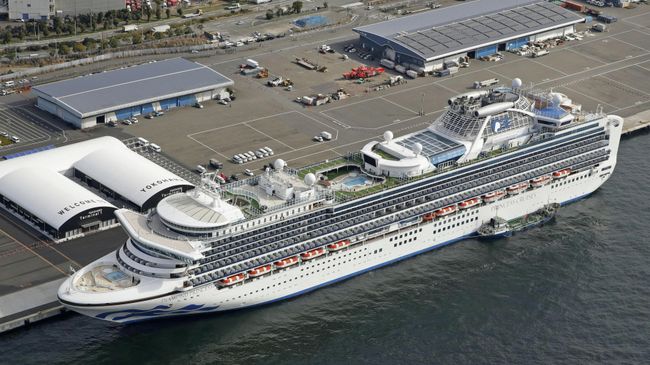 Круизное судно Diamond Princess в Йокогаме Круизное судно Diamond Princess в Йокогаме