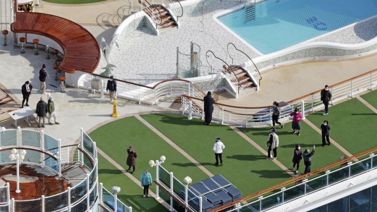 Пассажиры на палубе круизного судна Diamond Princess в порту Йокогамы