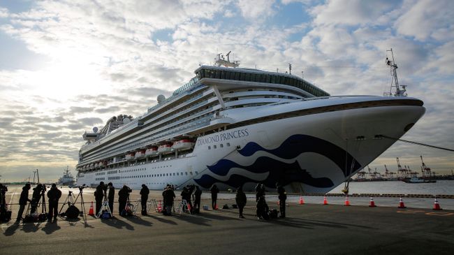Круизное судно Diamond Princess в порту Йокогамы Круизное судно Diamond Princess в порту Йокогамы