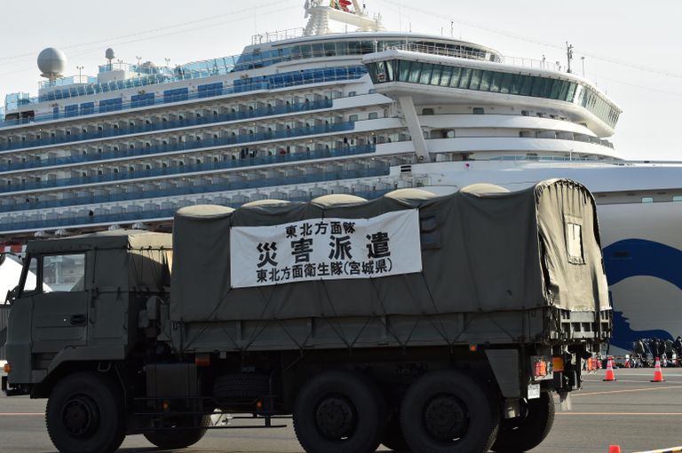 Оцепление возле круизного судна Diamond Princess в порту Йокогамы Оцепление возле круизного судна Diamond Princess в порту Йокогамы