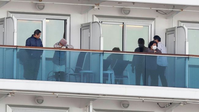 Пассажиры на палубе круизного судна Diamond Princess в порту Йокогамы Пассажиры на палубе круизного судна Diamond Princess в порту Йокогамы