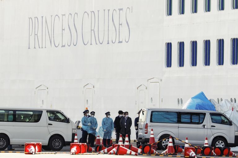 Круизное судно Diamond Princess в порту Йокогамы Круизное судно Diamond Princess в порту Йокогамы