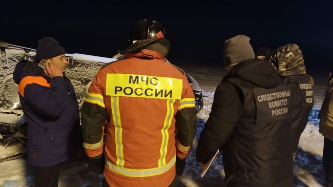 Сотрудники МЧС и Следственного комитета на месте крушения частного вертолета Bell 407 в Лаишевском районе Татарстана Сотрудники МЧС и Следственного комитета на месте крушения частного вертолета Bell 407 в Лаишевском районе Татарстана