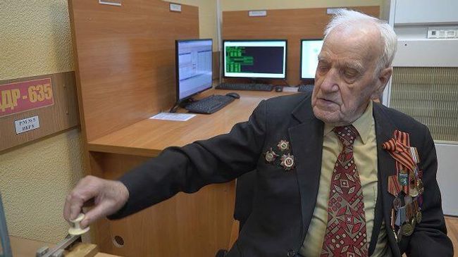 Азбуку не забыл: фронтовика-радиста пригласили на радиоузел Азбуку не забыл: фронтовика-радиста пригласили на радиоузел