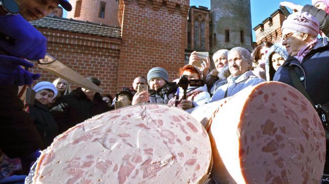 Презентация стокилограммового трехметрового батона колбасы, изготовленного на Гвардейском мясокомбинате на празднике День длинной колбасы в Калининграде Презентация стокилограммового трехметрового батона колбасы, изготовленного на Гвардейском мясокомбинате на празднике День длинной колбасы в Калининграде
