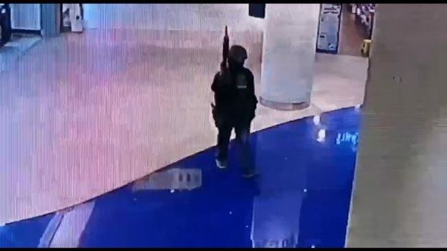 Камеры наблюдения зафиксировали военного в ТЦ Таиланда Камеры наблюдения зафиксировали военного в ТЦ Таиланда