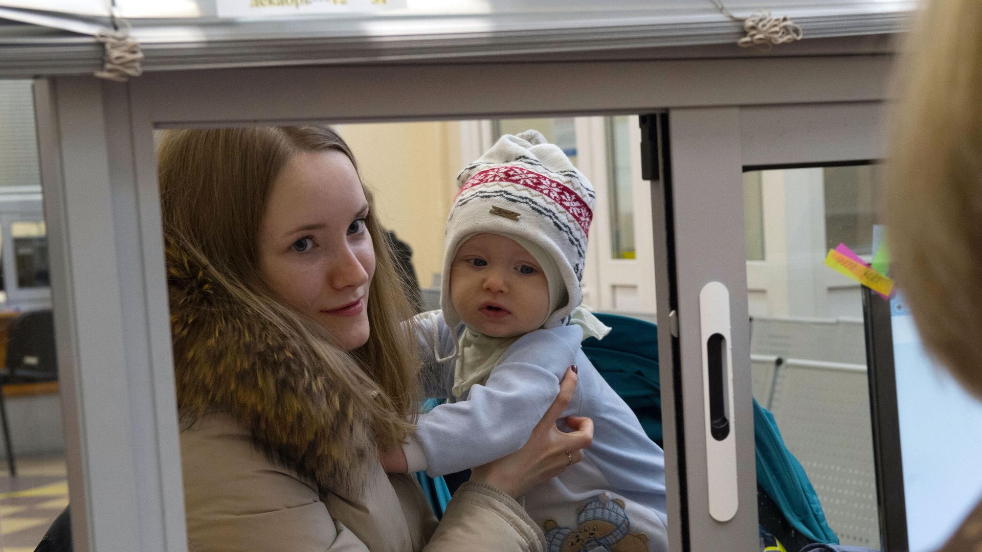 Молодая женщина с ребенком получает консультацию у сотрудницы центра занятости Молодая женщина с ребенком получает консультацию у сотрудницы центра занятости - РИА Новости, 1920, 09.02.2020