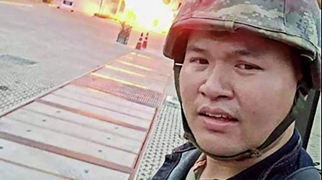 Снимок экрана из видео в прямом эфире в Facebook тайского солдата Джакрапанта Томмы во время нападения в городе Накхонратчасима в Таиланде Снимок экрана из видео в прямом эфире в Facebook тайского солдата Джакрапанта Томмы во время нападения в городе Накхонратчасима в Таиланде