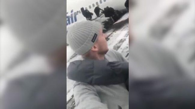 Пассажиры покидают самолет во время жесткой посадки