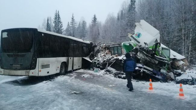 Лобовое столкновение автобуса с фурой на автодороге в Яшкинском районе Кемеровской области. 9 февраля 2020 Лобовое столкновение автобуса с фурой на автодороге в Яшкинском районе Кемеровской области. 9 февраля 2020