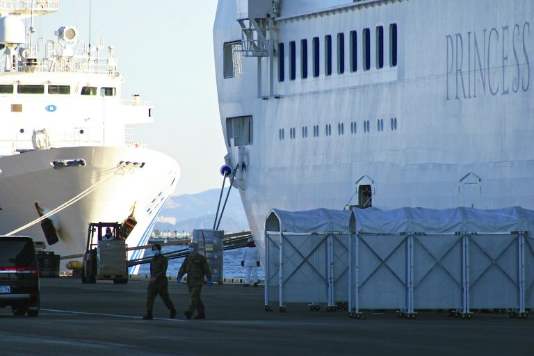 Лайнер Diamond Princess на рейде в порту Йокогама