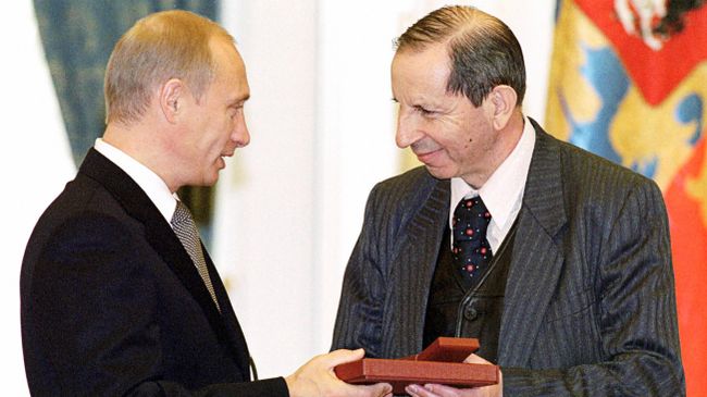 Президент РФ Владимир Путин вручает Государственную премию России композитору Сергею Слонимскому за симфонию-поэму Петербургские видения Президент РФ Владимир Путин вручает Государственную премию России композитору Сергею Слонимскому за симфонию-поэму Петербургские видения