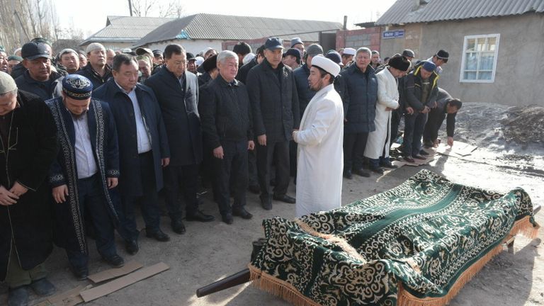 Вице-премьер Казахстана Бердибек Сапарбаев, аким области Аскар Мырзахметов и первый зампредседателя АНК Жансеит Туймебаев присутствуют на похоронах в селе Масанчи 
