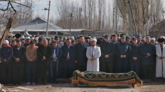 Вице-премьер Казахстана Бердибек Сапарбаев, аким области Аскар Мырзахметов и первый зампредседателя АНК Жансеит Туймебаев присутствуют на похоронах в селе Масанчи Вице-премьер Казахстана Бердибек Сапарбаев, аким области Аскар Мырзахметов и первый зампредседателя АНК Жансеит Туймебаев присутствуют на похоронах в селе Масанчи