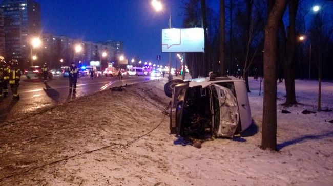 Последствия ДТП c участием микроавтобуса Mercedes-Benz и автомобиля такси на Кутузовском проспекте. 10 февраля 2020 Последствия ДТП c участием микроавтобуса Mercedes-Benz и автомобиля такси на Кутузовском проспекте. 10 февраля 2020