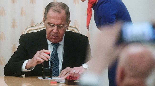Министр иностранных дел РФ Сергей Лавров на торжественной церемонии гашения почтовой марки, посвященной 75-летию Ялтинской конференции Министр иностранных дел РФ Сергей Лавров на торжественной церемонии гашения почтовой марки, посвященной 75-летию Ялтинской конференции