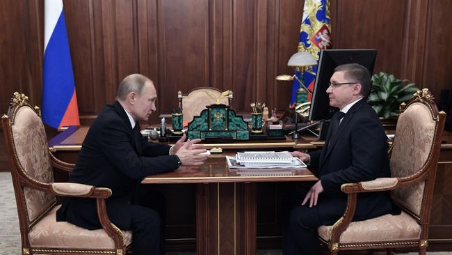 Президент РФ Владимир Путин и министр строительства и жилищно-коммунального хозяйства РФ Владимир Якушев во время встречи