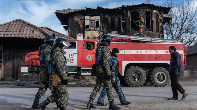 Сотрудники противопожарной службы и пожарная машина в Казахстане