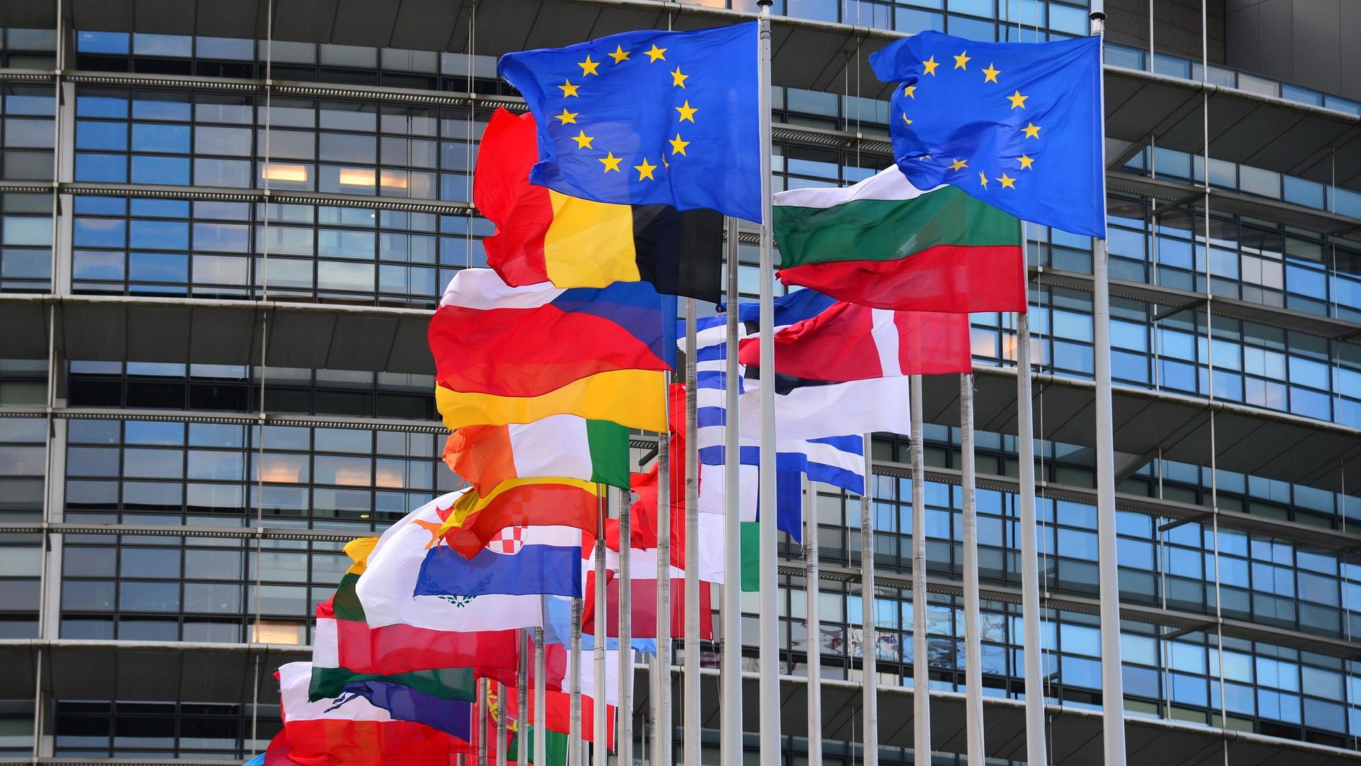 Флаги стран Евросоюза перед главным зданием Европейского парламента в Страсбурге - РИА Новости, 1920, 23.04.2021