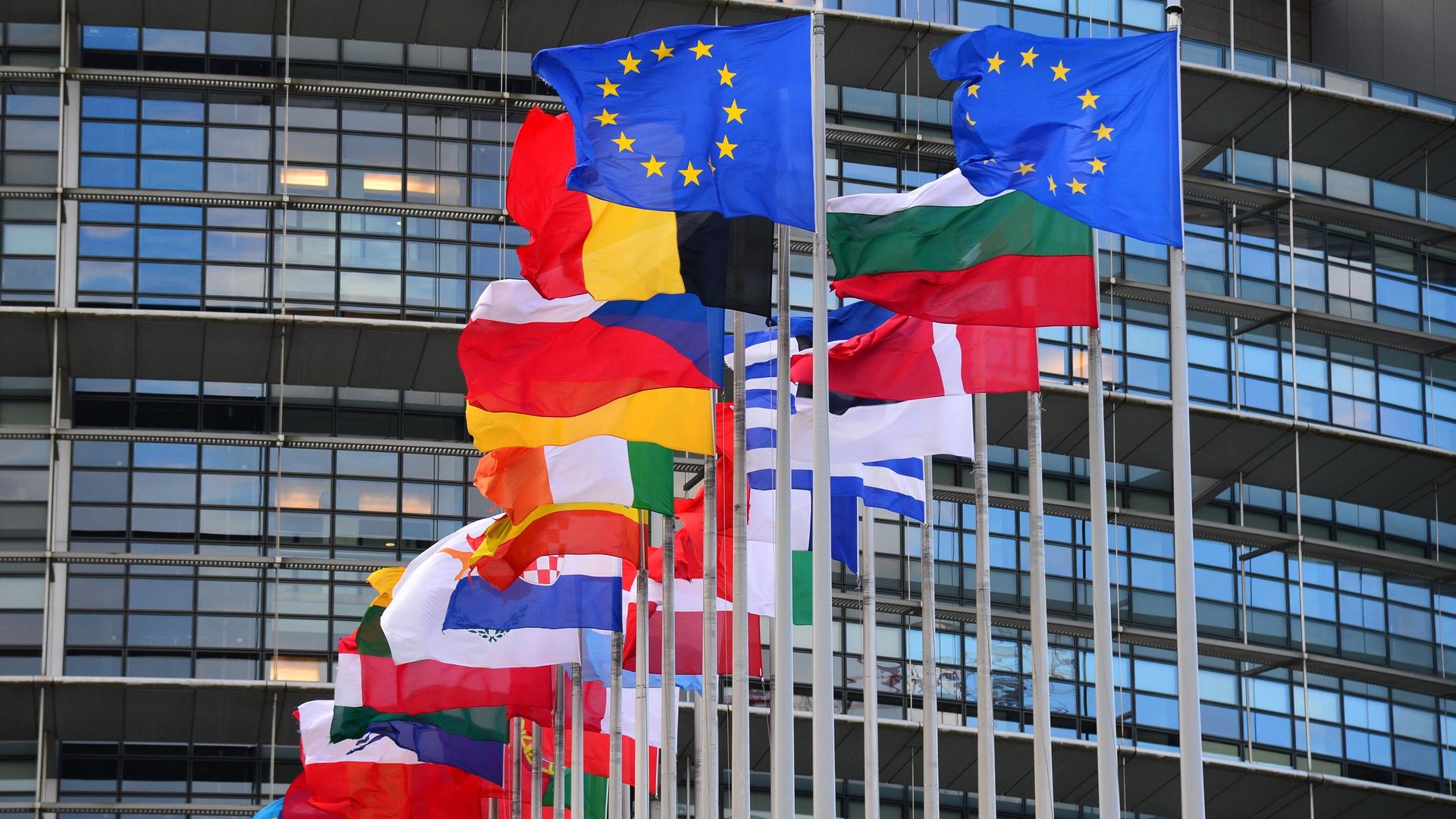 Флаги стран Евросоюза перед главным зданием Европейского парламента в Страсбурге Флаги стран Евросоюза перед главным зданием Европейского парламента в Страсбурге - РИА Новости, 1920, 03.02.2021