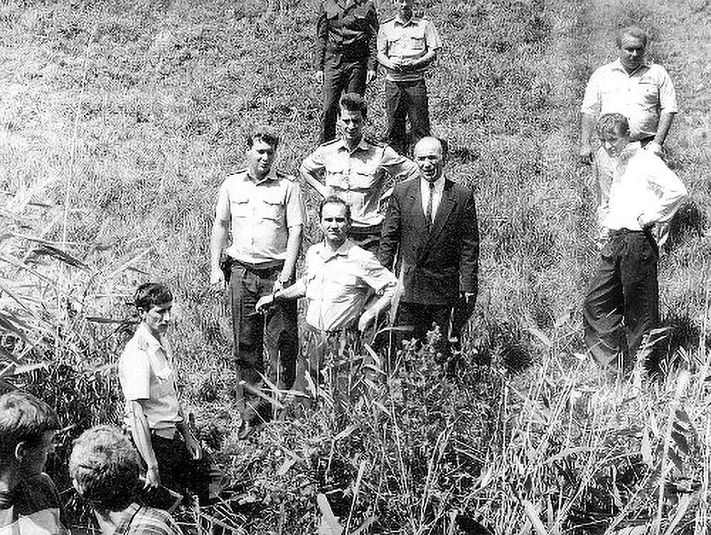 Владимир Муханкин на следственном эксперименте. Справа от Муханкина – Амурхан Яндиев Владимир Муханкин на следственном эксперименте. Справа от Муханкина – Амурхан Яндиев - РИА Новости, 1920, 06.08.2025