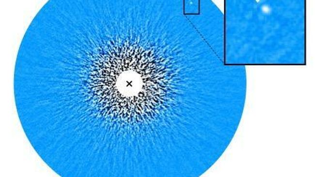 Коричневый карлик GJ 504 B (в центре выделенного квадрата) и направление его вращения вокруг звезды GJ 504 из созвездия Девы, положение которой отмечено крестиком Коричневый карлик GJ 504 B (в центре выделенного квадрата) и направление его вращения вокруг звезды GJ 504 из созвездия Девы, положение которой отмечено крестиком