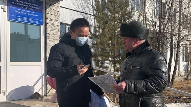 Гражданин Китая Ван Юньбинь после выписки из Забайкальской краевой инфекционной больницы в Чите Гражданин Китая Ван Юньбинь после выписки из Забайкальской краевой инфекционной больницы в Чите