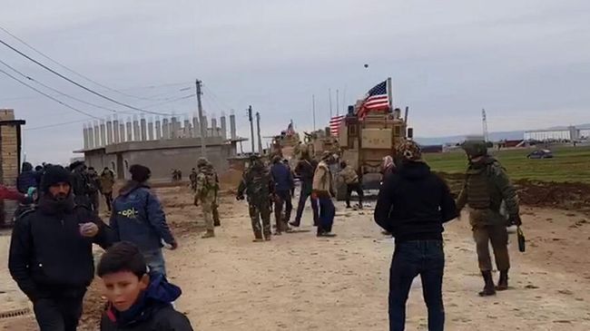 Военный конвой США и местные жители в районе города Эль-Камышлы в Сирии. 12 февраля 2020 Военный конвой США и местные жители в районе города Эль-Камышлы в Сирии. 12 февраля 2020