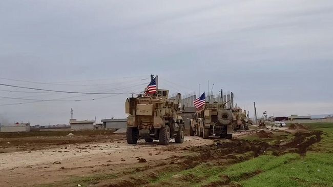 Военный конвой США в районе города Эль-Камышлы в Сирии Военный конвой США в районе города Эль-Камышлы в Сирии