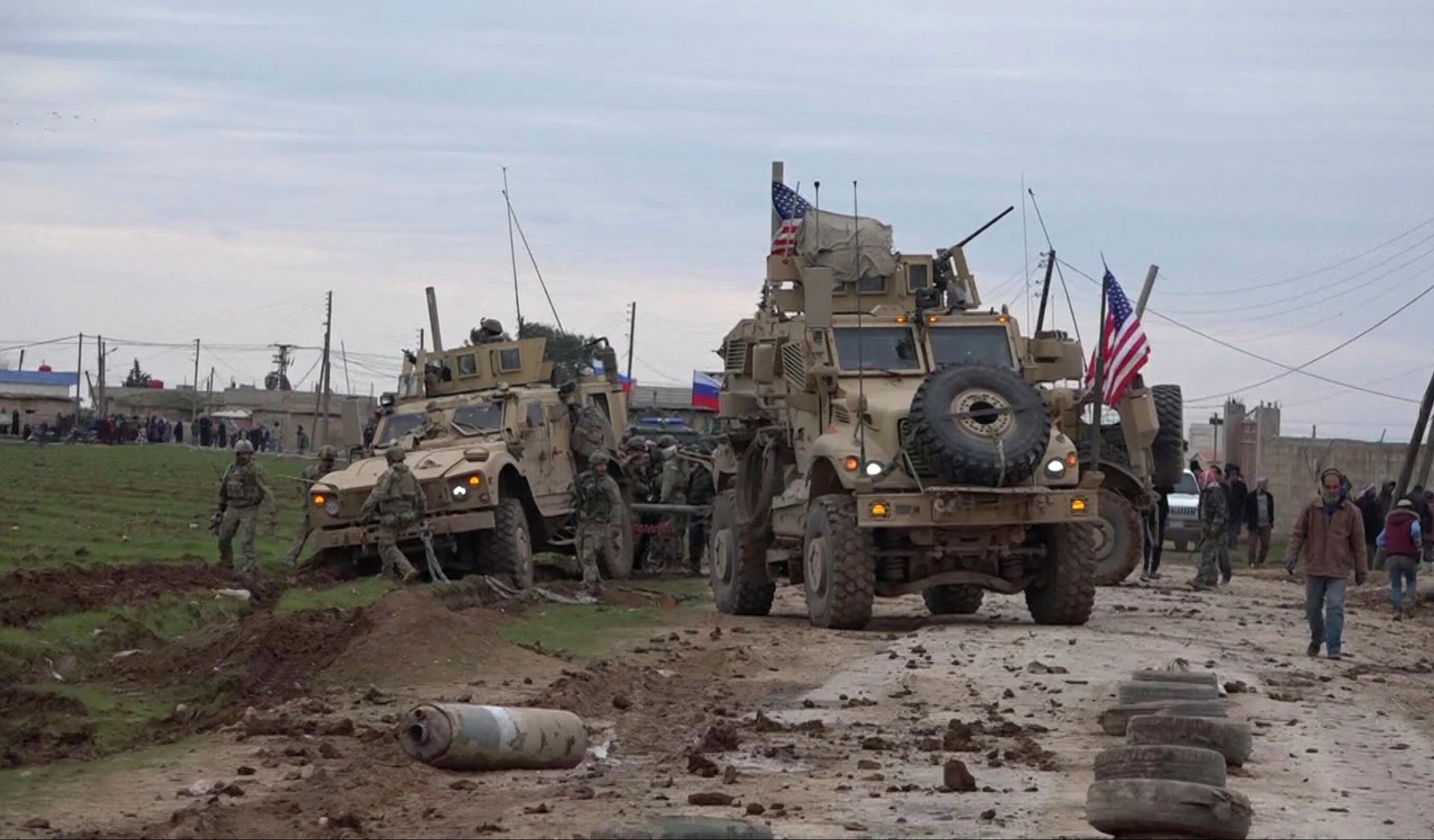 Военный конвой США в районе города Эль-Камышлы в Сирии Военный конвой США в районе города Эль-Камышлы в Сирии - РИА Новости, 1920, 16.12.2021