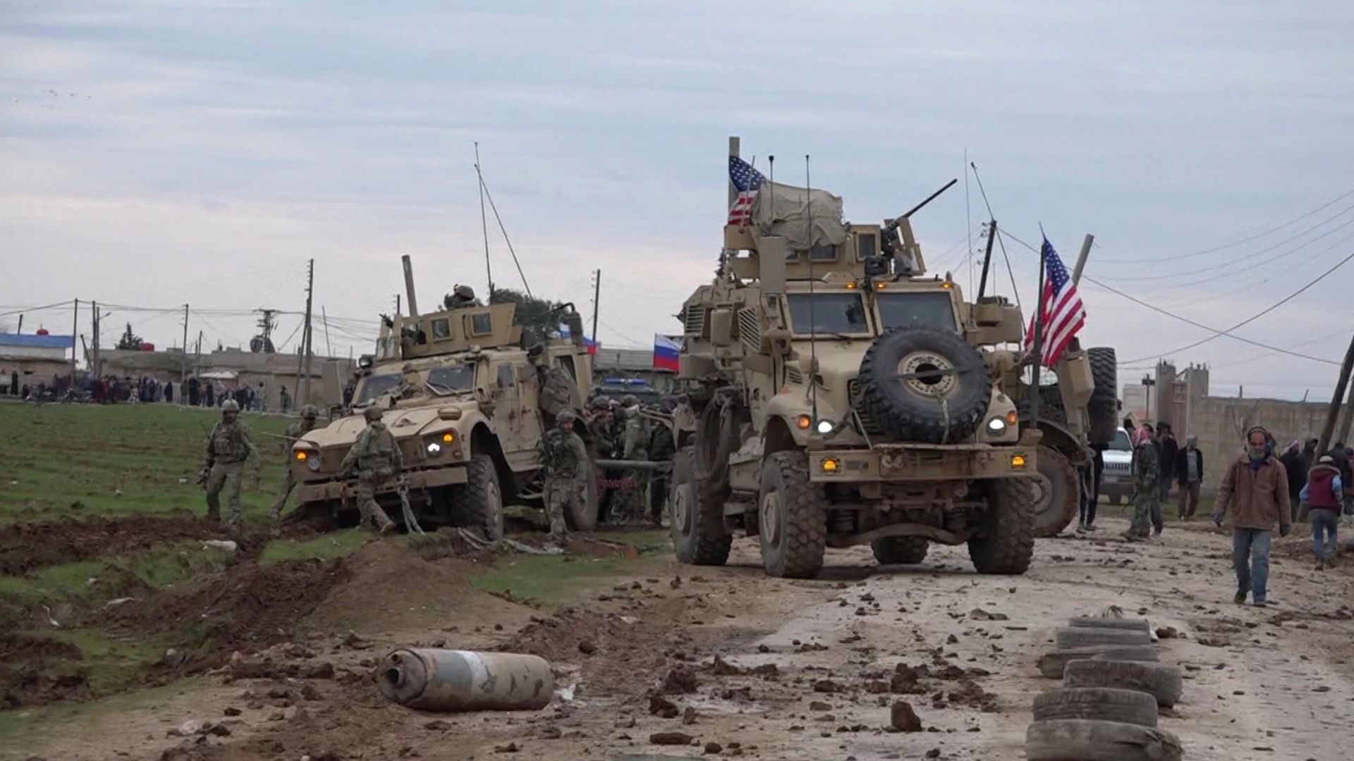 Военный конвой США в районе города Эль-Камышлы в Сирии Военный конвой США в районе города Эль-Камышлы в Сирии - РИА Новости, 1920, 11.07.2021