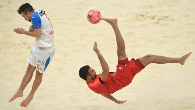 Игрок Спартака Алексей Макаров (справа) в матче клубного чемпионата мира по пляжному футболу между командами ПФК Грассхоппер (Цюрих, Швейцария) и ПФК Спартак (Москва, Россия) на арене ДС Мегаспорт в Москве. 