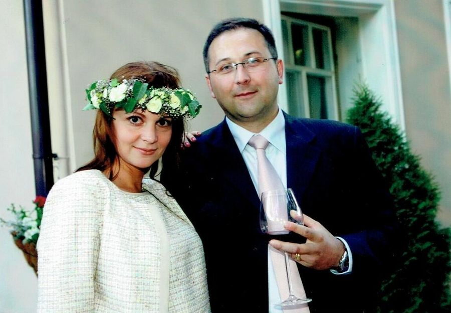 Виктория Мусина-Пушкина, ее муж Пьер и дети — Александра, Анастасия, Хлоя Виктория Мусина-Пушкина, ее муж Пьер и дети — Александра, Анастасия, Хлоя