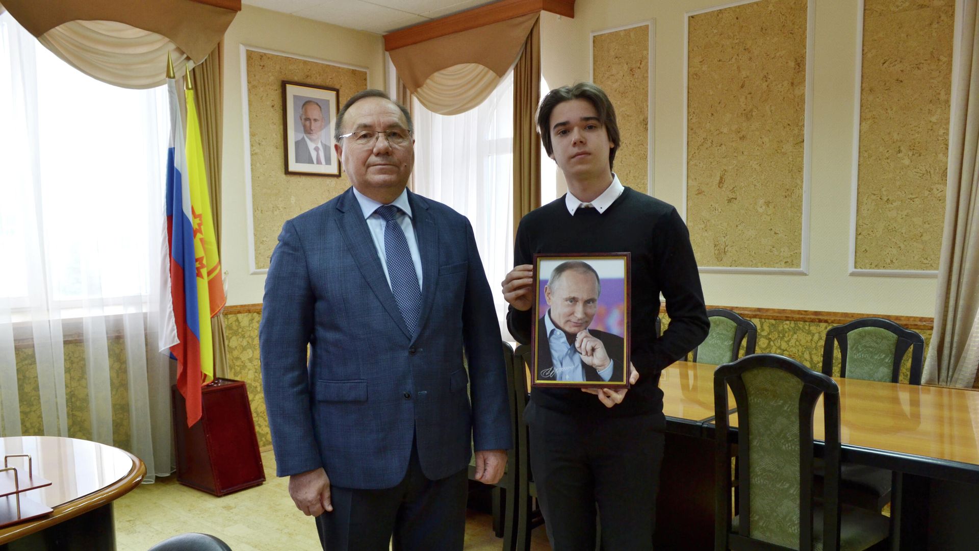 Главный федеральный инспектор по Чувашской Республике Геннадий Федоров вручил портрет Президента Российской Федерации Владимира Путина школьнику Вадиму Анисимову Главный федеральный инспектор по Чувашской Республике Геннадий Федоров вручил портрет Президента Российской Федерации Владимира Путина школьнику Вадиму Анисимову - РИА Новости, 1920, 13.02.2020