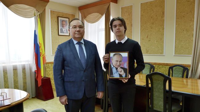 Главный федеральный инспектор по Чувашской Республике Геннадий Федоров вручил портрет Президента Российской Федерации Владимира Путина школьнику Вадиму Анисимову Главный федеральный инспектор по Чувашской Республике Геннадий Федоров вручил портрет Президента Российской Федерации Владимира Путина школьнику Вадиму Анисимову