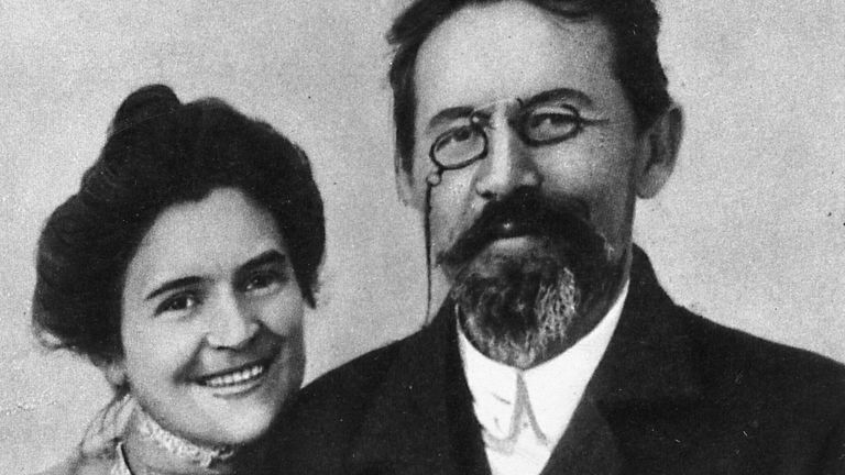 Писатель Антон Чехов и его жена актриса Ольга Леонардовна Книппер-Чехова в Ялте. 1901 год 