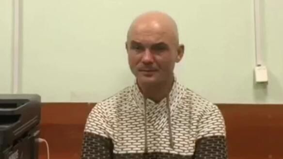 Виктор Гаврилов, обвиняемый в оставлении своих малолетних детей в аэропорту Шереметьево, во время допроса в отделении Следственного комитета. Скриншот видео Виктор Гаврилов, обвиняемый в оставлении своих малолетних детей в аэропорту Шереметьево, во время допроса в отделении Следственного комитета. Скриншот видео - РИА Новости, 1920, 30.11.2020
